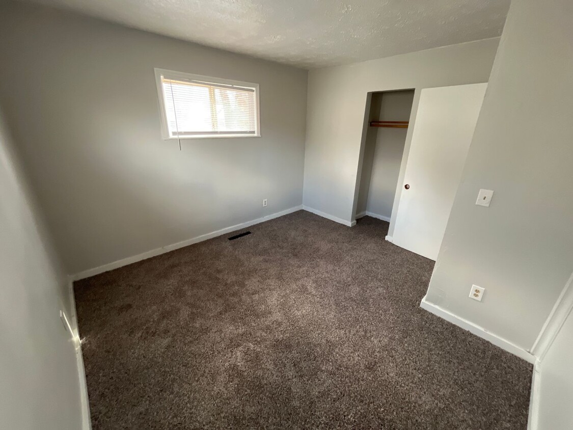 Foto principal - Newly carpeted 3 bedroom 1 bathroom single...