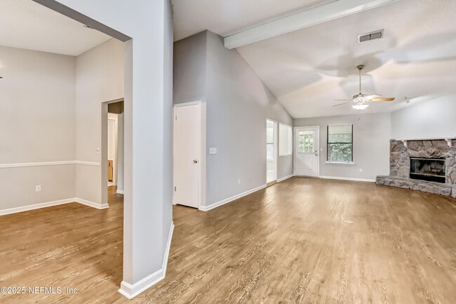 Building Photo - 10460 Roxbury Ln