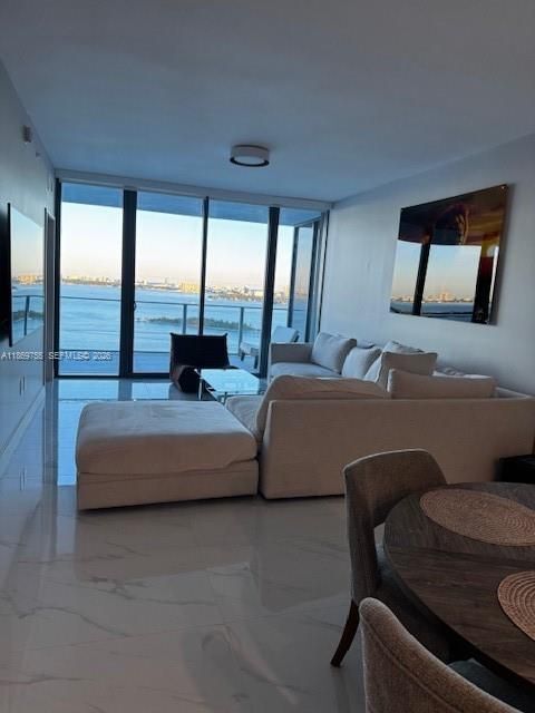 Foto del edificio - 700 NE 24th St