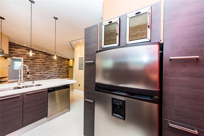 Foto del edificio - 4910 NW 102nd Ave