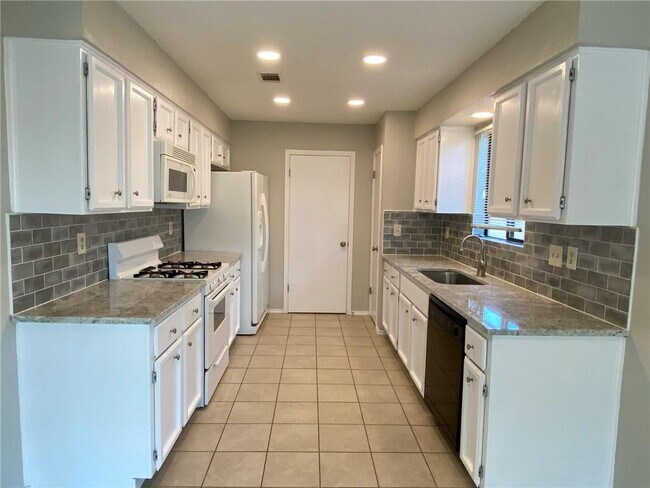 Foto del edificio - 2111 Surrender Ave