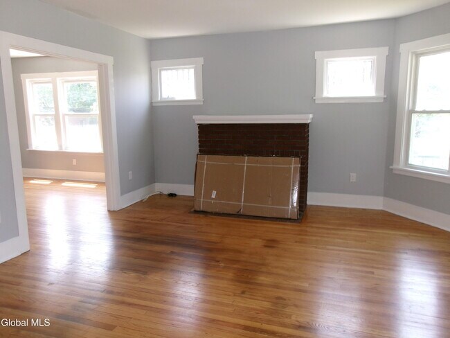 Foto del edificio - 1338 Parkwood Blvd