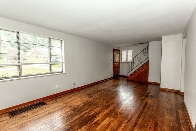 Building Photo - 4 Bedroom Home in Bethel Park!
