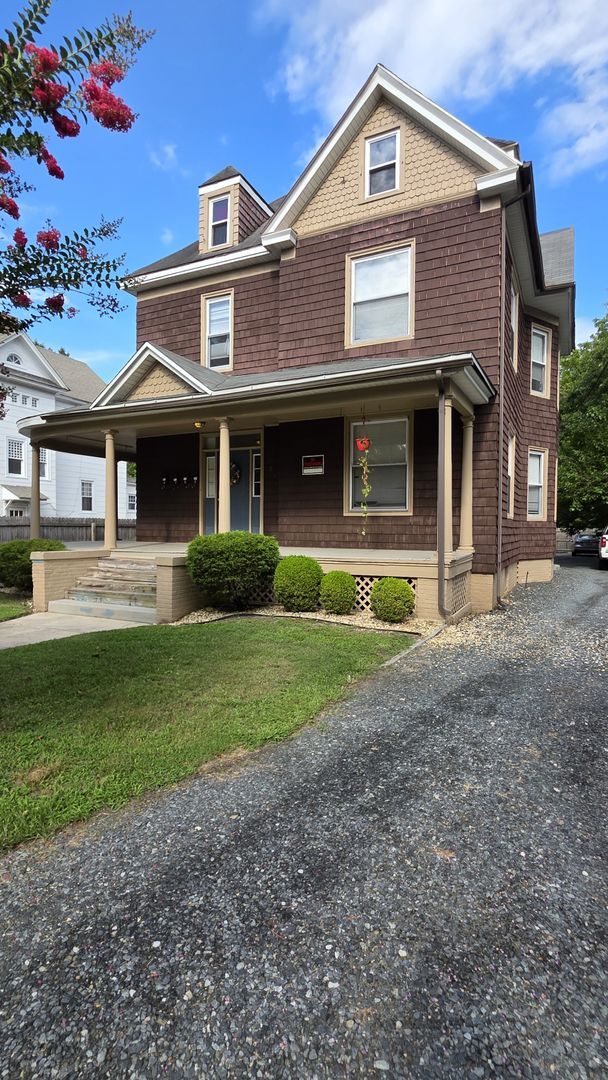 Foto del edificio - Charming First-Floor Apartment on Gorgeous Camden Ave!