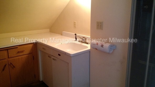 Foto del edificio - One Bedroom Upper with Heat & Water Included