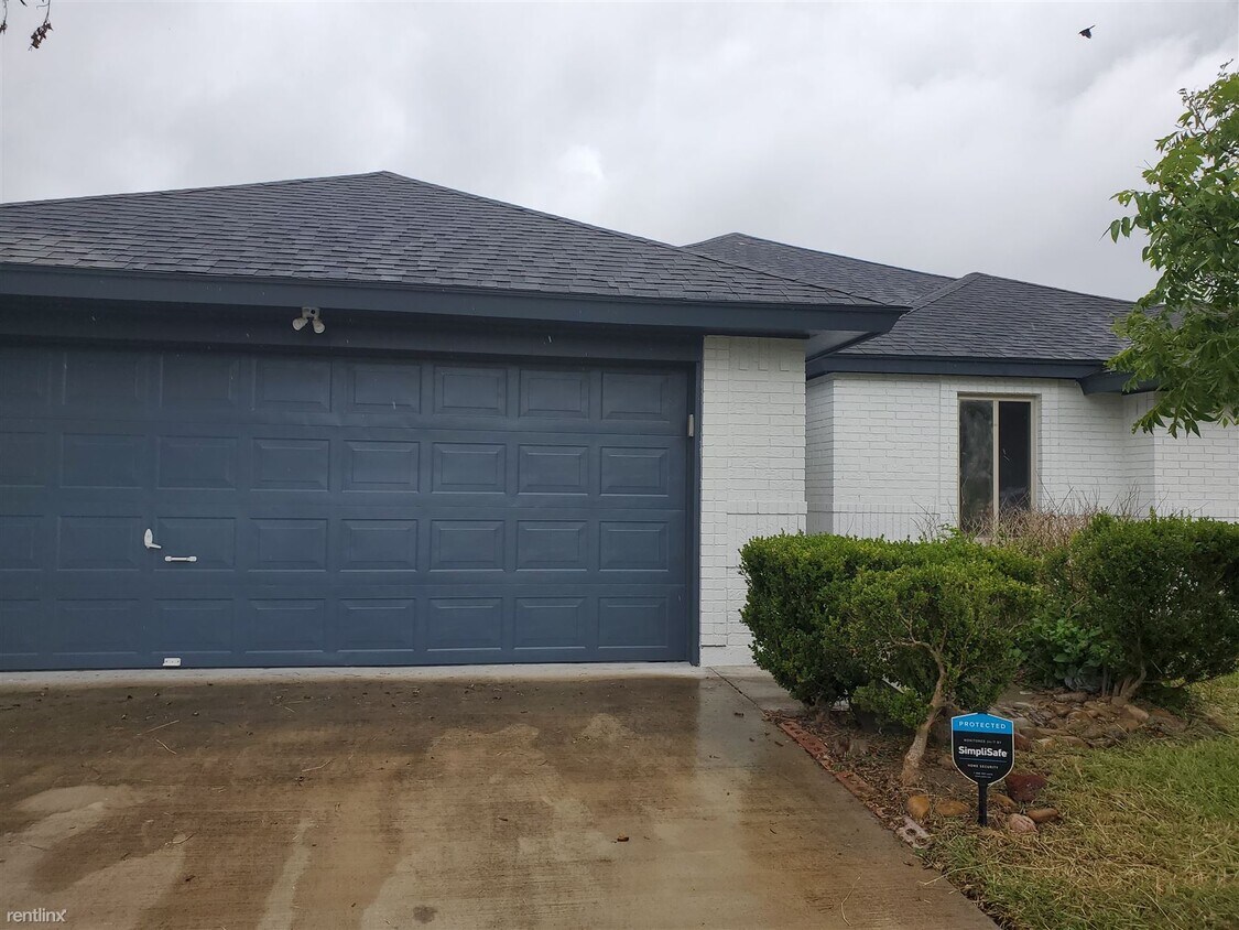 4 br, 2.5 bath House 15 Tamaulipas Ct 1/... House Rental in