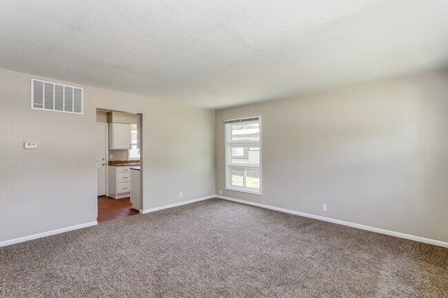 Foto del edificio - Affordable and Spacious 2 bedroom. Remodeled and conveniently located!