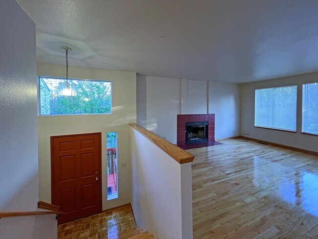 Foto del edificio - APPROVED APPLICATIONS - Light and Bright 4 bedroom in Highland Park