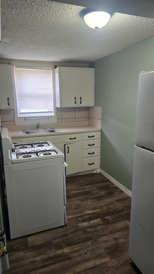 Foto del edificio - Charming 1-Bedroom Apartment in a Quaint Small Town!