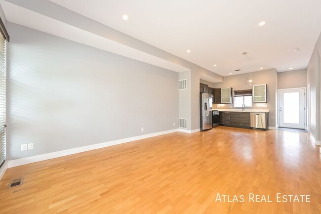 Building Photo - Contemporary Bi-level 2 Bed/2.5 Bath Townh...