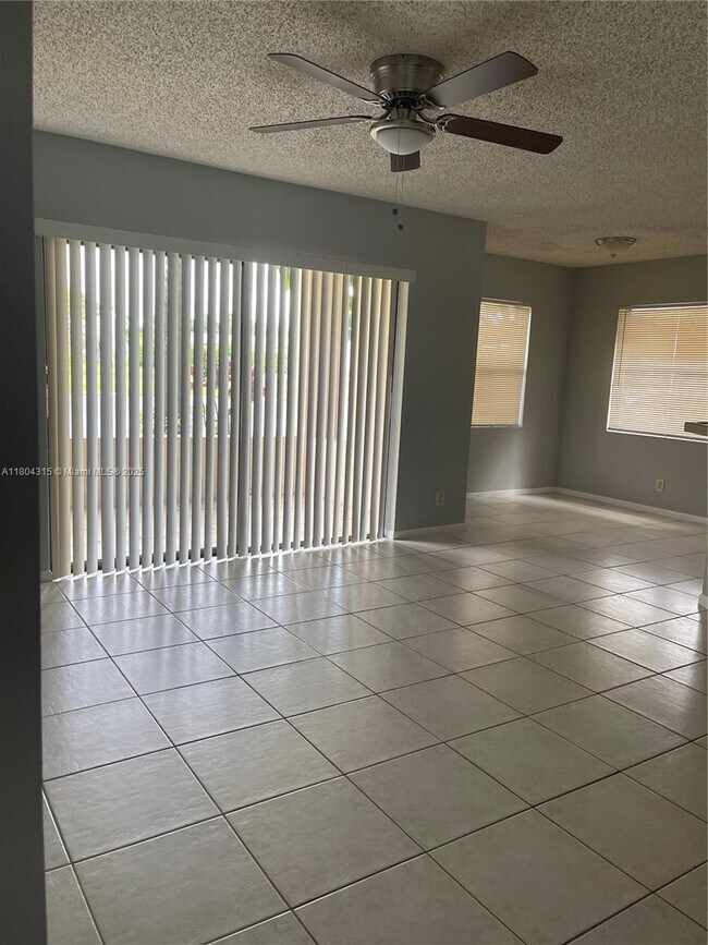 Foto del edificio - 9999 Summerbreeze Dr
