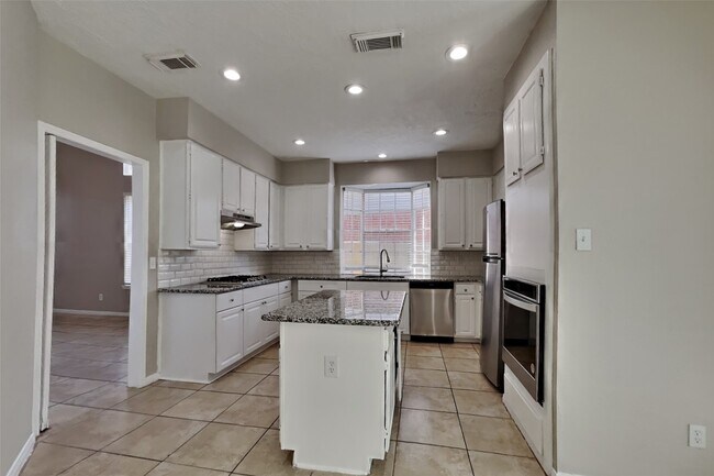 Foto del edificio - 7918 Hidden Oaks Ln