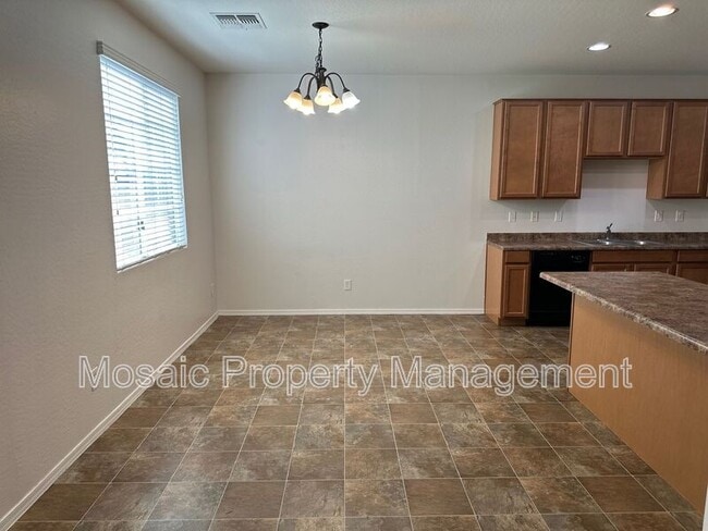 Building Photo - 957 S Almira Ave