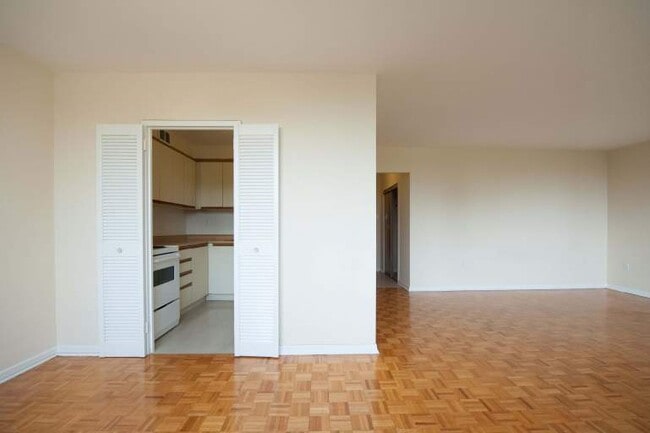 Building Photo - 1 bedroom in the heart of Port Credit-Mississauga with panoramic views