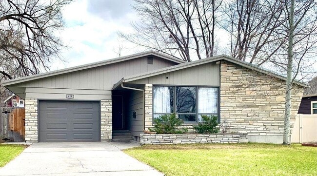 Building Photo - 428 Custer Ave