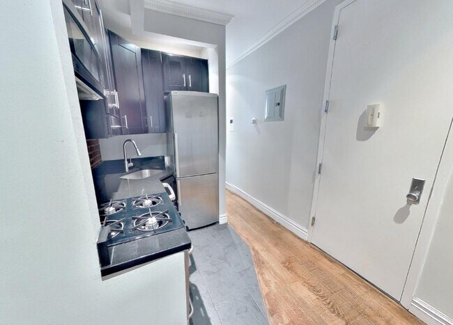 Foto del edificio - 321 W 16th ST
