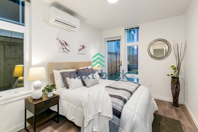 Building Photo - "Modern 3 Bed, 2.5 Bath Central District Residence with Garage"