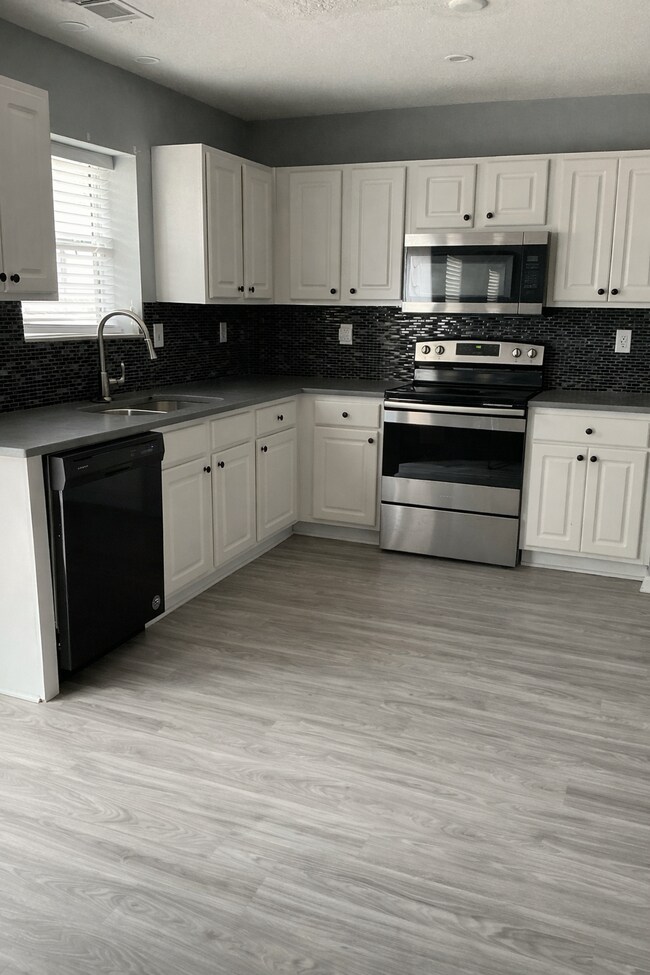 Foto del edificio - Room in House on Browns Mill Trail