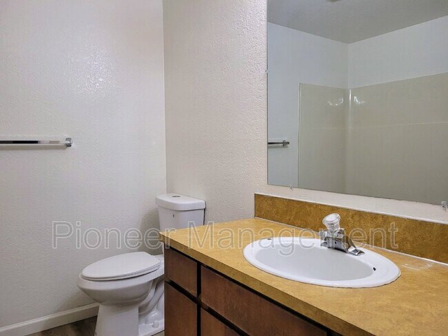 Foto del edificio - 2469 NE Kerr St