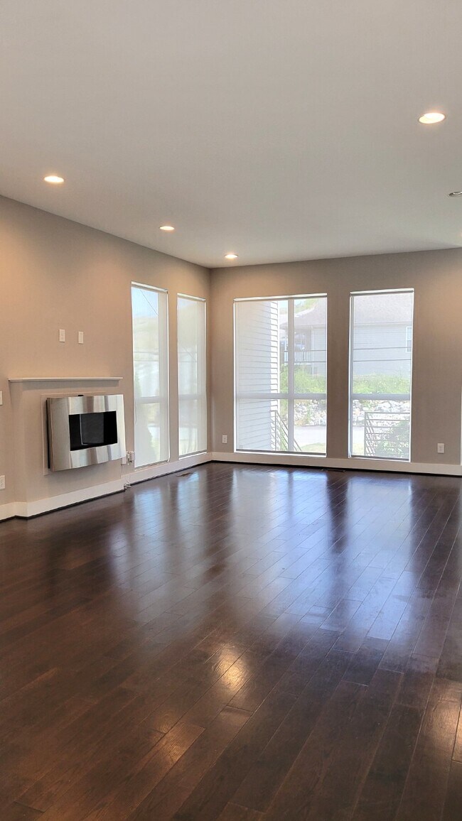 Building Photo - 3 Story home with 3 separate outdoor livin...