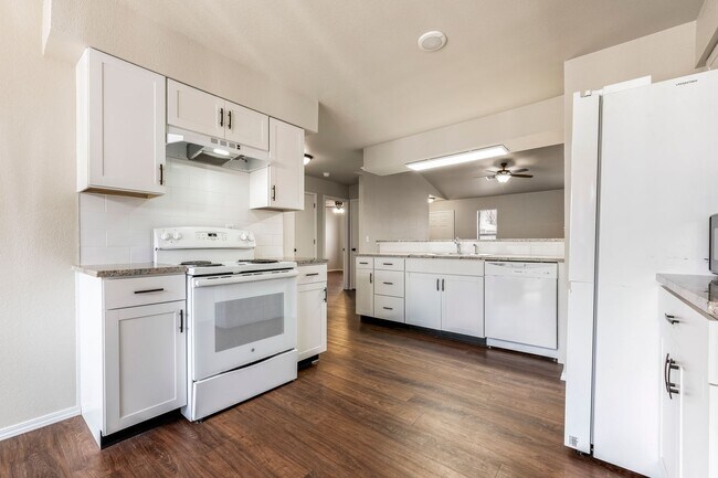 Foto del edificio - Spacious 2/2 duplex in a great location