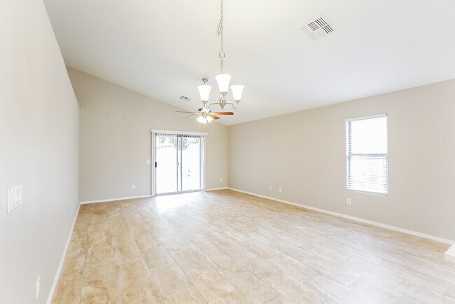 Foto del edificio - 7939 W Lumbee St