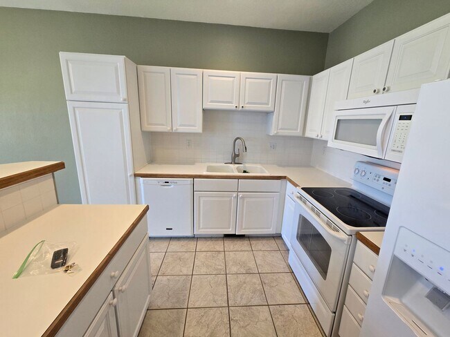 Foto del edificio - Immaculate and sunny townhome with amazing...