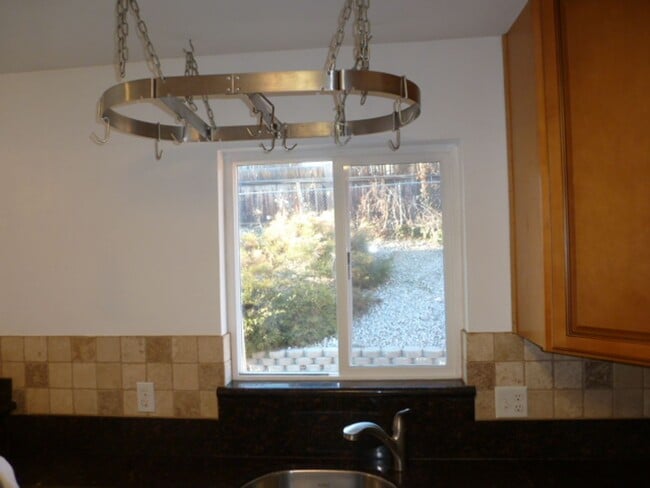 Foto del edificio - Four Bedroom, Two Bath, Two Car Garage Rem...