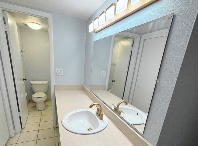 en suite - 880 S Village Dr N