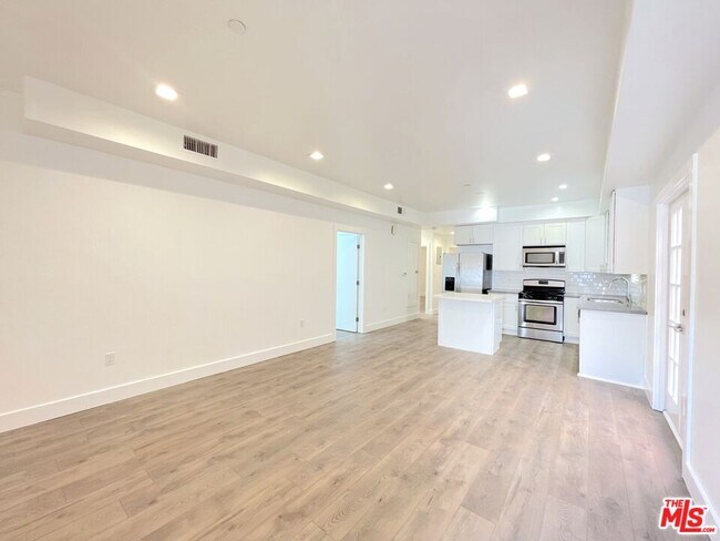 Building Photo - 1209 N Beachwood Dr