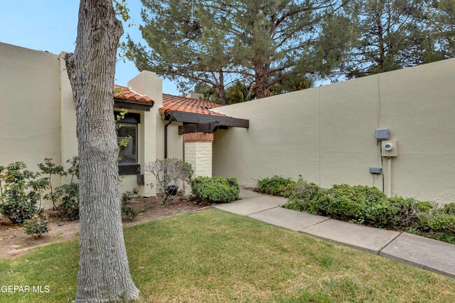 Building Photo - 620 Lakeway Dr