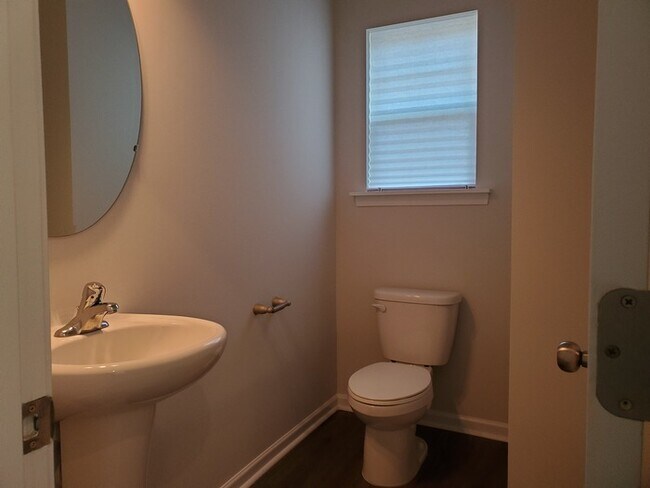 Building Photo - 2 Bedroom, 2.5 Baths End unit Townhome located in Townes at University East