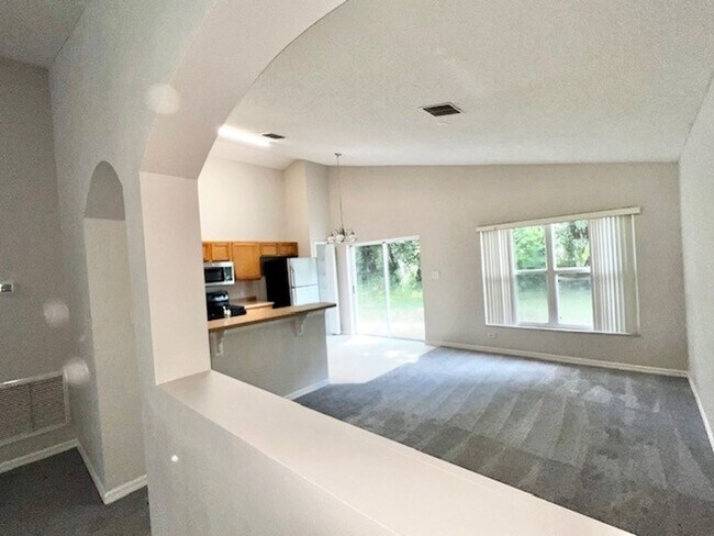 Foto del edificio - ALL NEW CARPET & INTERIOR PAINT! MOVE IN NOW!! APOPKA RENTAL HOME-Spacious 3 bed x 2 bath one sto...