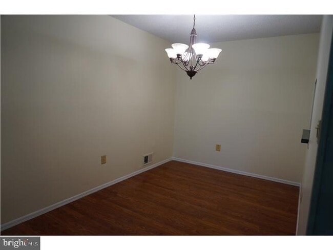 Building Photo - 96 Willow Ct