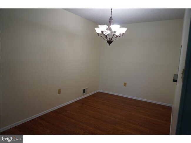 Foto del edificio - 96 Willow Ct