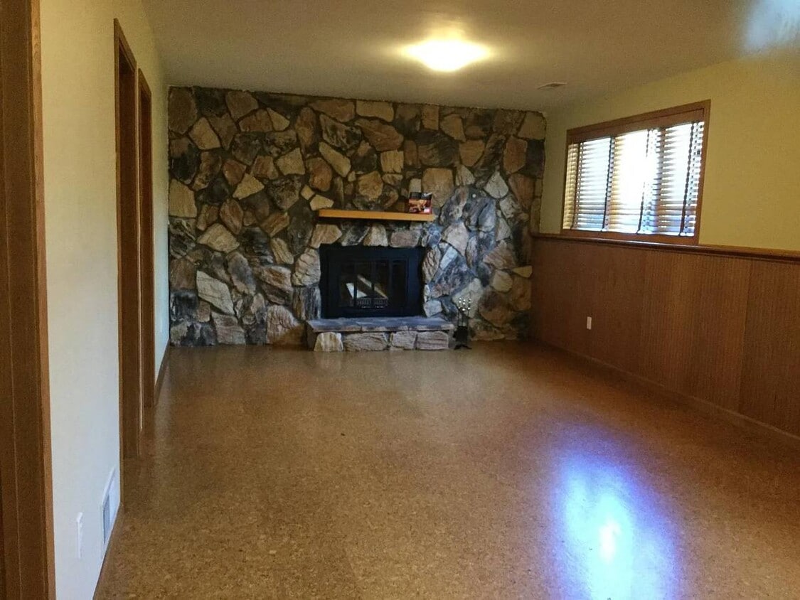 Building Photo - 3991 Whiting Ln NE