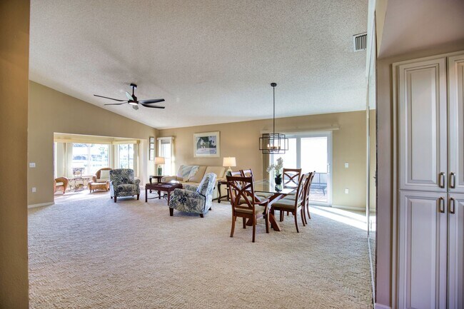 Foto del edificio - 831 Harrington Lake Ln