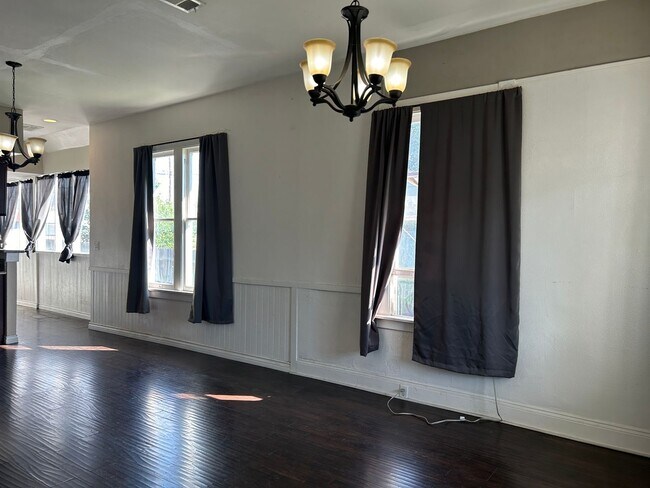 Building Photo - 3 Bedroom 2 bath Located in Redlands!