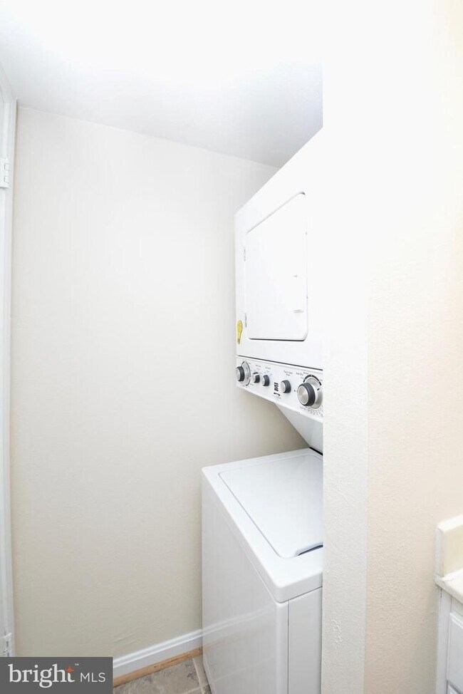 Building Photo - 3914 Penderview Dr