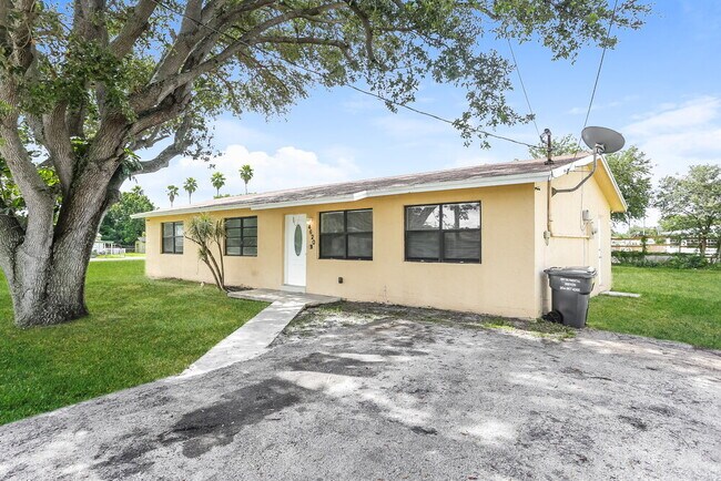 Foto del edificio - 4620 SW 23rd St