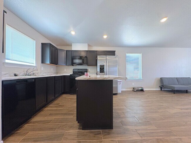Foto del edificio - East El Paso 3 bed 2 Bath Refrig A/C!