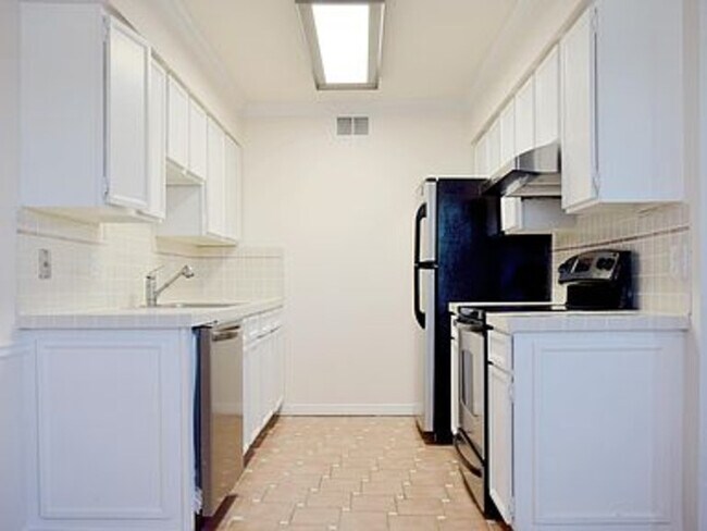 Building Photo - 3121 S Tamarac Dr