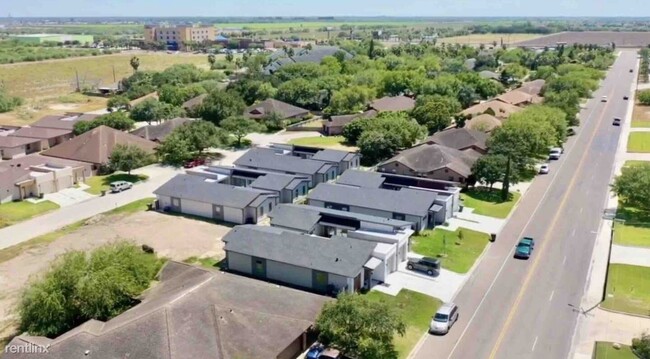 Foto del edificio - 2 br, 2.5 bath Duplex - 610 Camelot Drive 610