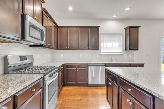 Building Photo - 105 Hartwood Lake Ln