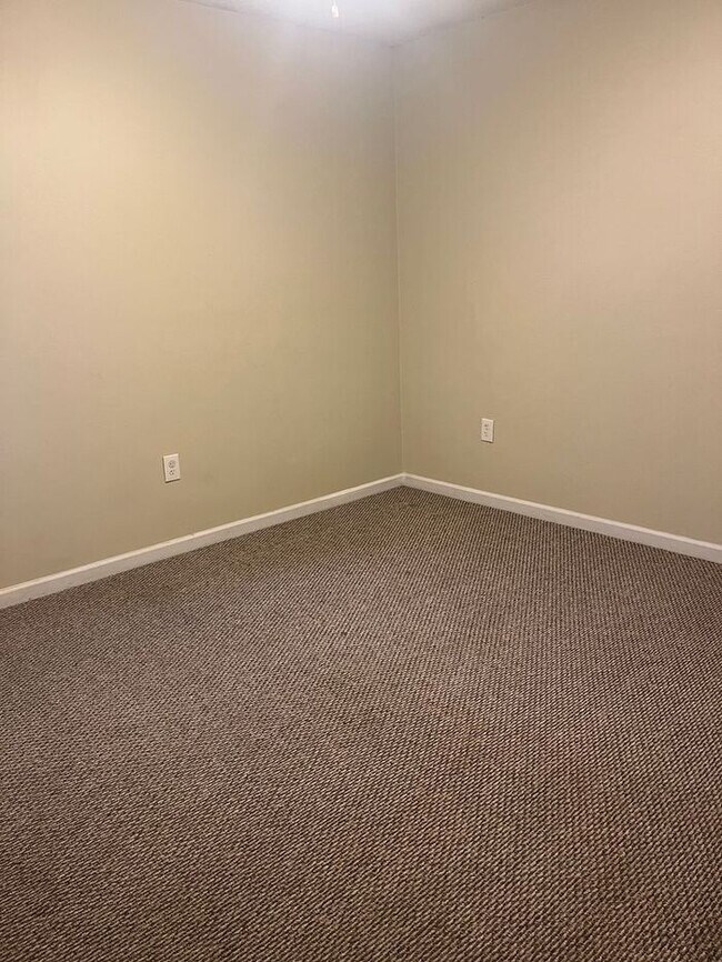 Foto del edificio - Great Location, corner lot very spacious.