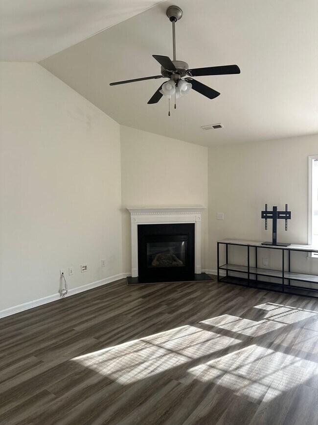 Building Photo - 3BR/2BA single level home