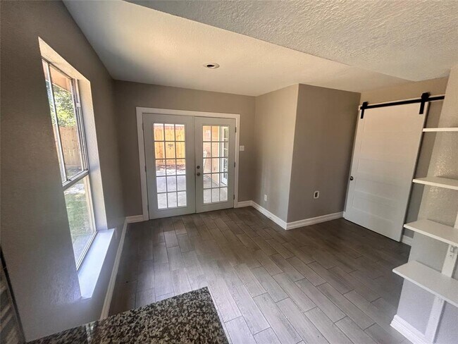 Building Photo - 2110 Hilton Head Dr