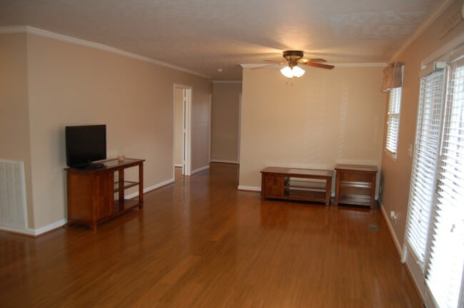 Building Photo - 5882 Clarksville Pike