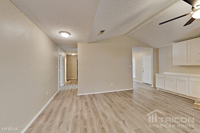 Foto del edificio - 318 Moss Hill Dr