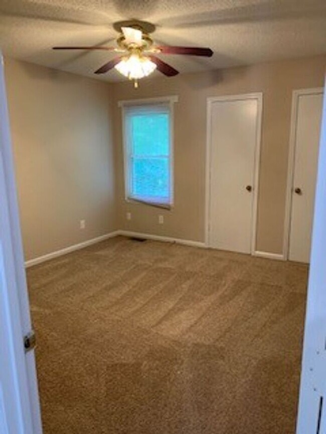 Building Photo - 2 Bedroom 1 Bath Oak Ridge Garden Style du...